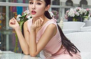 AISS爱丝(钻石版) - 最新图集来了，小曼化身女骑士，这姿态不一般，真想知道她是怎么练出来的。