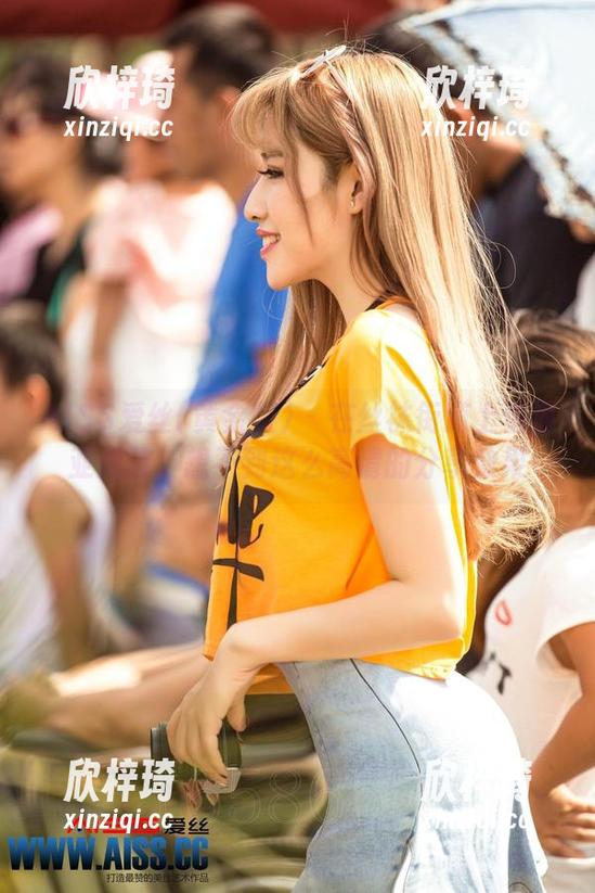 AISS爱丝(黄金版) - 在丝袜街道上偶遇亚美依，想不到这么高清的分享效果