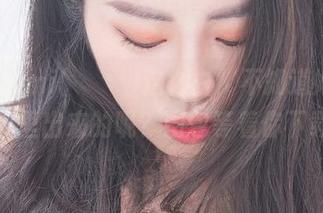 看，Dami(퀸다미)这么白，不知道她是不是从雪里出来的呢？图包等着你下载哦！