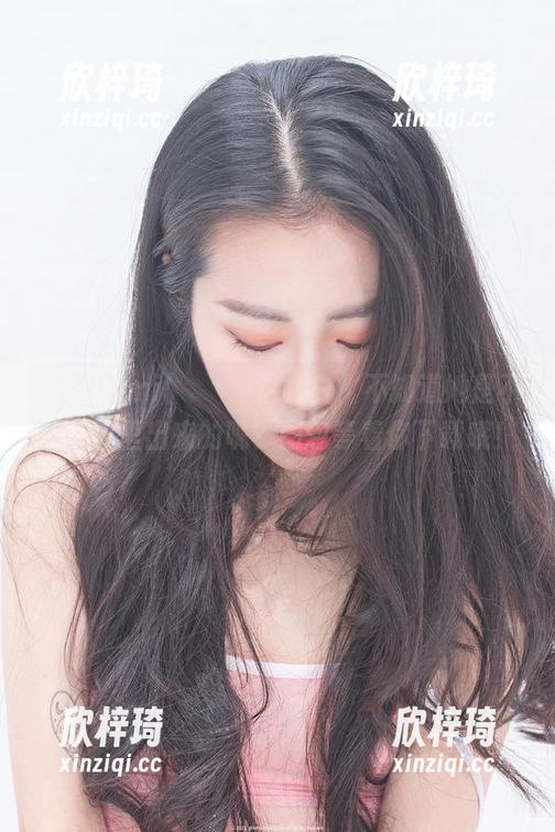 看，Dami(퀸다미)这么白，不知道她是不是从雪里出来的呢？图包等着你下载哦！
