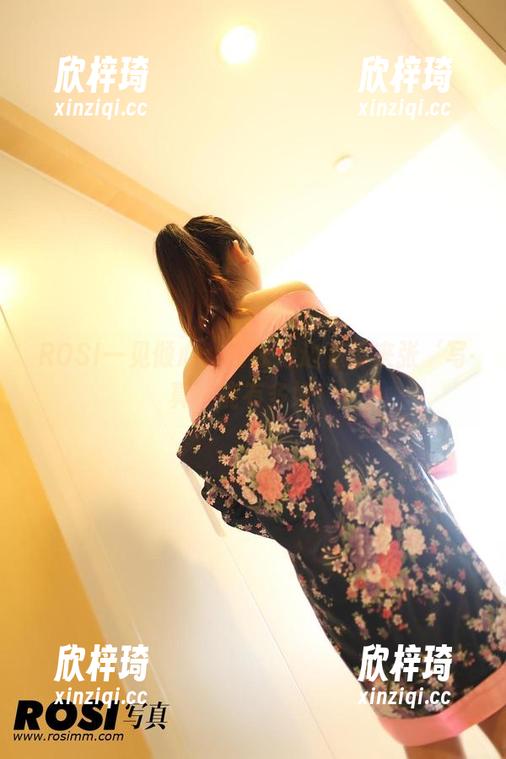 ROSI一见倾心：在泳池边随手来张‘写真’能有多好！