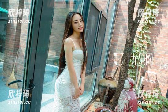 UGirls尤果网 - 许文婷及她的定制奶牛：作品释放的气场让我觉得，我需要一杯牛奶。