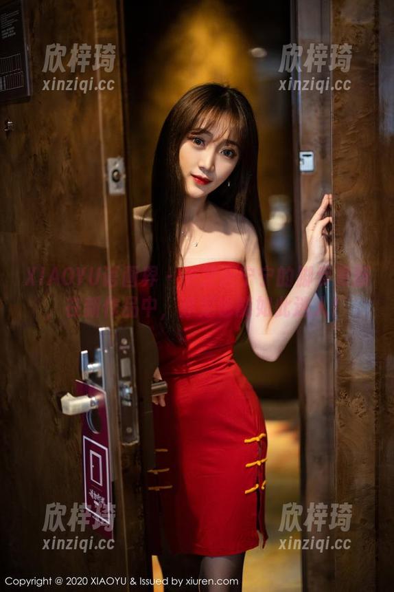 XIAOYU语画界 - 关注唐宁宁的脚步更新，在新作品中，赤足也能如此迷人！