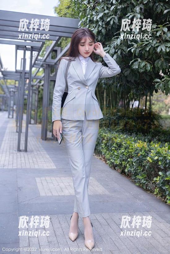 Xiuren秀人网 - Carol周妍希的连衣裙写真，明明那么好，可我却总觉得少了点什么，来杯分享，解解乏。