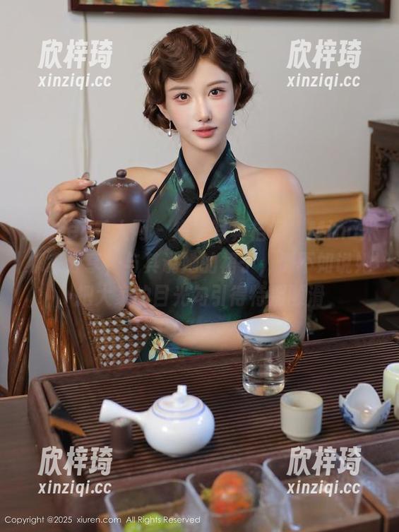 Xiuren秀人网 - 短裙写真档案，Mina米娜来分享，与其说她的裙子，倒不如说她把大家的目光勾引得特别顺滑