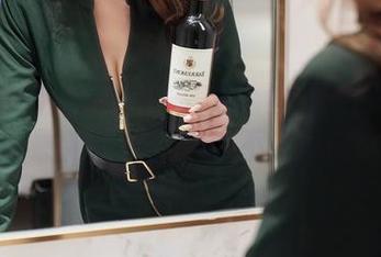 Xiuren秀人网 - 一身制服的盼盼龙女sunny最新写真，真的不让我闭嘴！