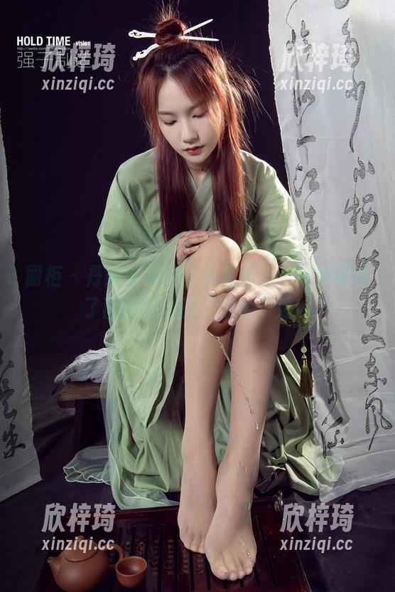 丽柜 - 丹妮大方送上免费图册，结果却成了面试公司的“试水”秀！