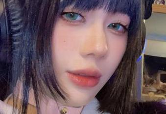 看了九言的甜心更新图集，突发奇想：那这到底是在甜谁？
