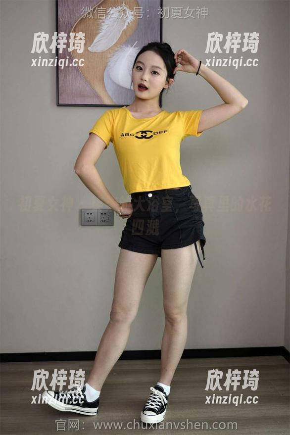 初夏女神-柒柒 初夏女神 - 柒柒的大浴室,写真里的水花四溅