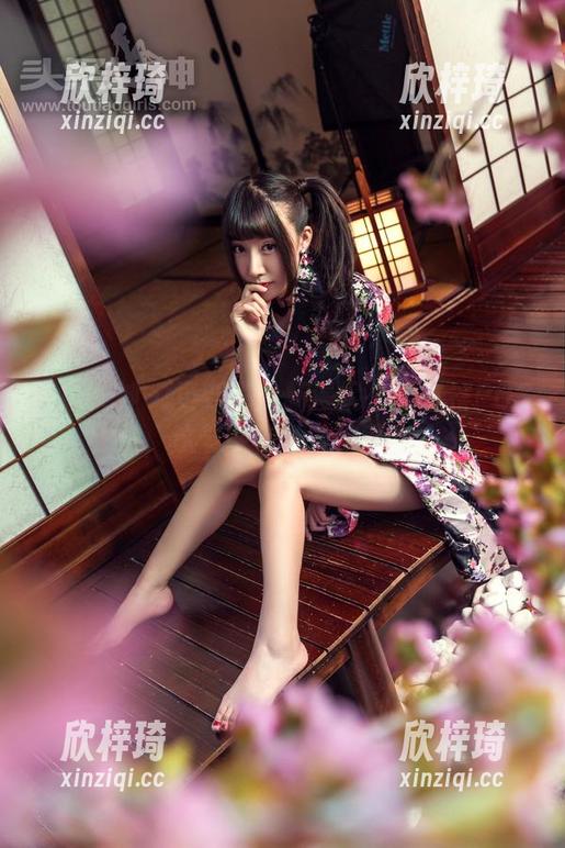 头条女神 - 更新了！杨漫妮在教室摆POSE，这节课你准备好了么？