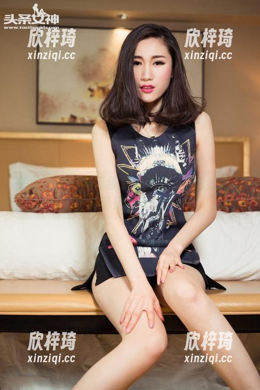 头条女神 - 梁芮溪实力美图：为啥泳池里的都是好身材？