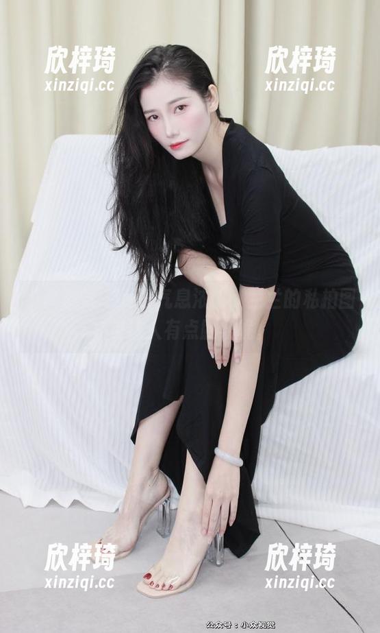 小众视觉 - 夏日气息浓郁，兰兰的私拍图包让人有点脸红呢。