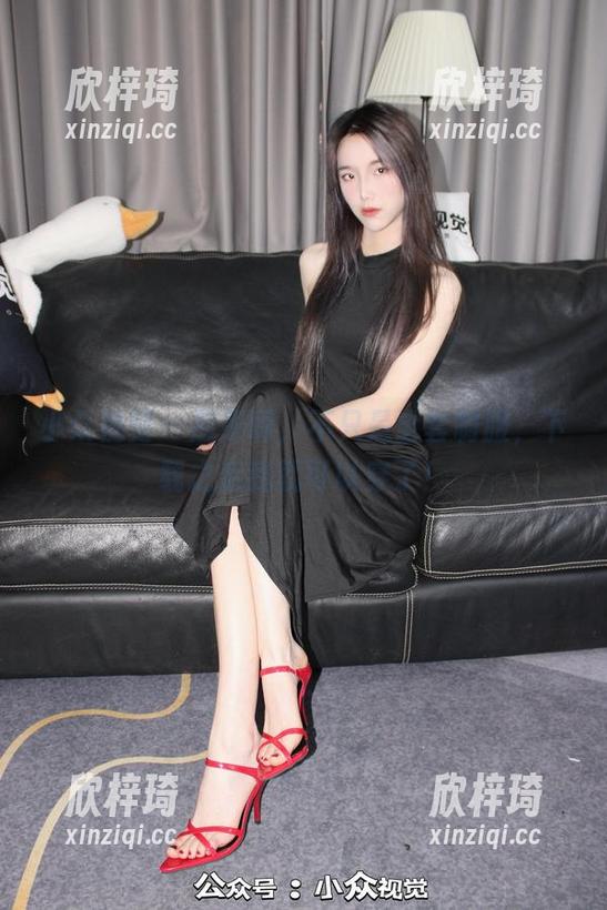 小众视觉 - 彤彤啊，不只是全套制服，下载之后我就可以穿了！