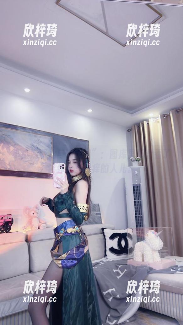 小小奶瓶儿与“姐姐”：图库里那个看了让你心里痒痒的人儿。