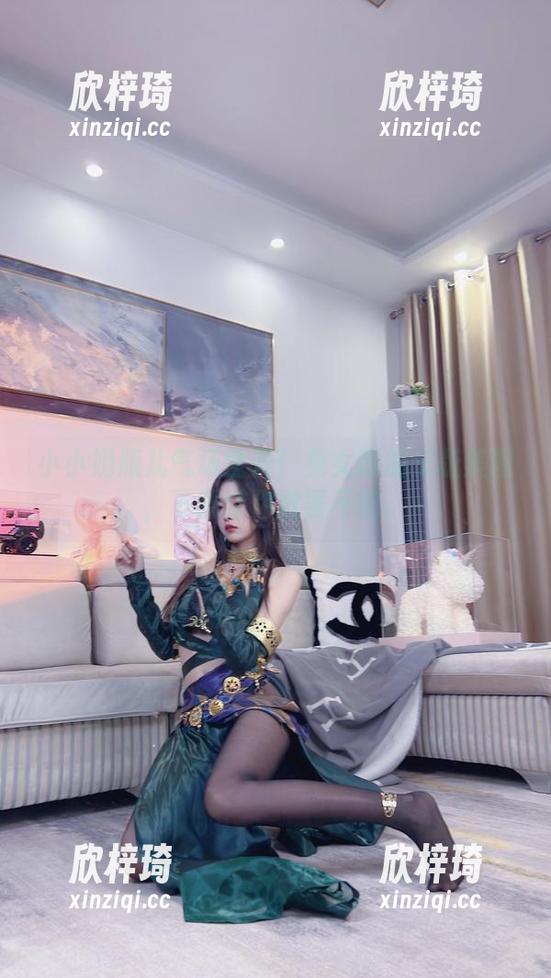 小小奶瓶儿气场全开！兔女郎加长版美图，下载让你欲罢不能。