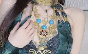 小小奶瓶儿海边最新图册：呃，今天连海浪都想和她打个招呼？