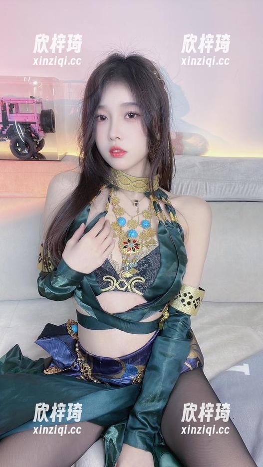 小小奶瓶儿海边最新图册：呃，今天连海浪都想和她打个招呼？