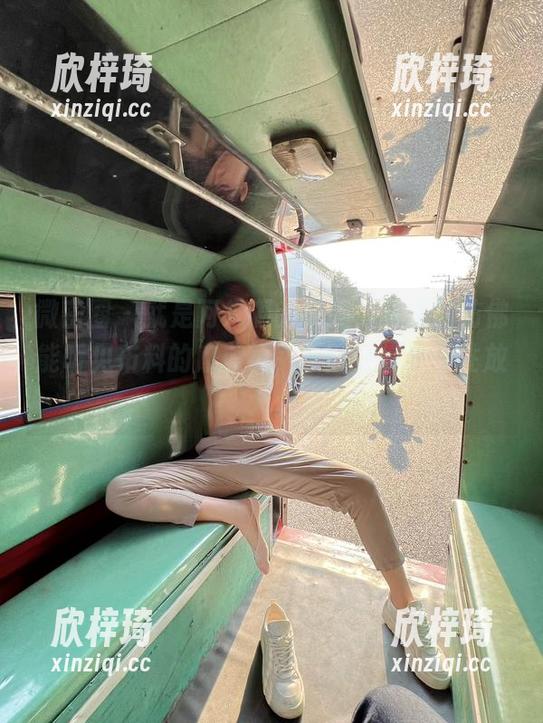 微密圈 - 就是阿朱啊的校服，高清到仿佛能听见布料的摩擦声，原图让你忍不住放大。