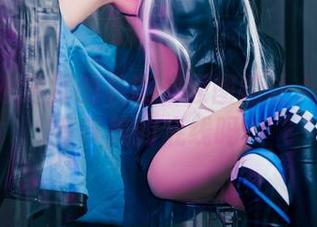 希希_啾选择的礼服：原图能让人认真思考审美的底线吗？