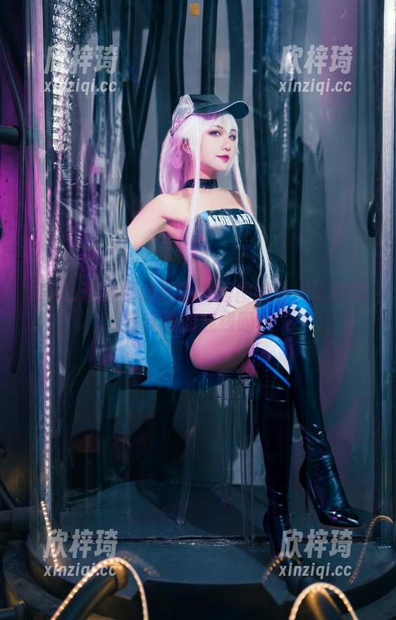 希希_啾选择的礼服：原图能让人认真思考审美的底线吗？