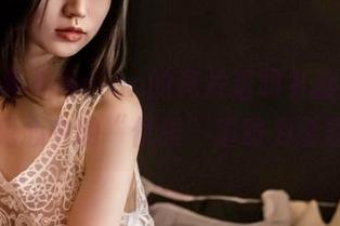 最新：年年Nnian的亮片透明礼服，直接把我心中的“优雅”重铸为璀璨。