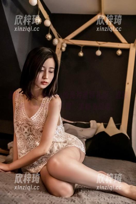 最新：年年Nnian的亮片透明礼服，直接把我心中的“优雅”重铸为璀璨。