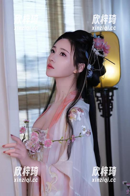 年年Nnian的新美图出炉！艾达·年再次搅动我的小心脏