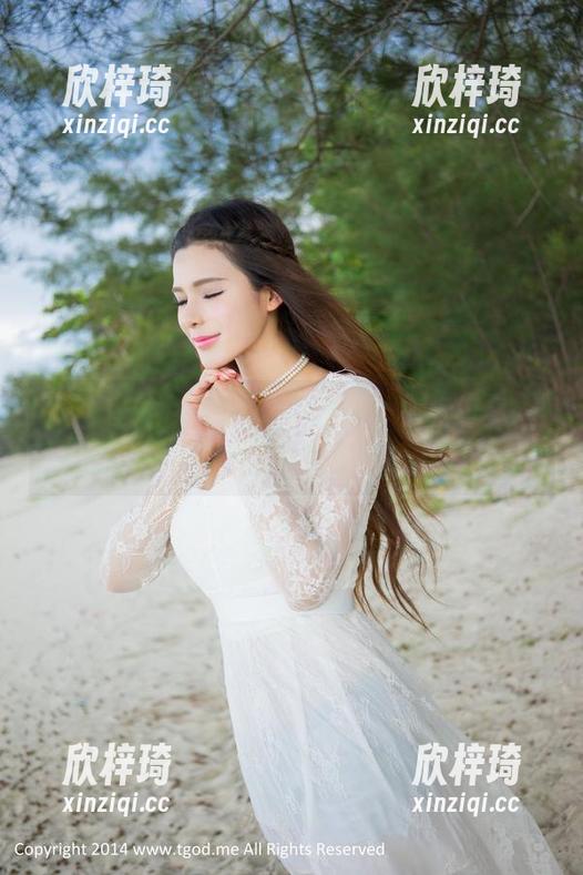 推女神 - 精选图库里，陈思琪在泳池放飞自我，谁说她不能潜入水中？