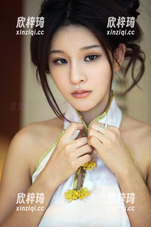 推女郎 - 最新白裙作品集，何奕恋又来给我们带来视觉冲击了。