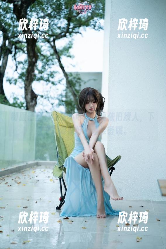 制服黑丝，柒柒不可爱写真依旧撩人，下载之前要做好心理准备哦。