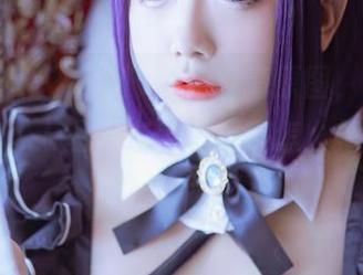 樱井小莜“新婚”特辑高清原图，不仅婚纱好看，人还正在认真琢磨怎么把蛋糕吃到肚子里！