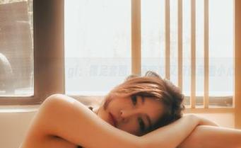 不一样的樱晚gigi：裸足套图，随意却又好像藏着小心思
