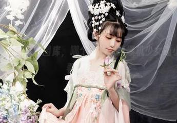 突然想问，牛仔裤和图库，哪个更能代表爆机少女喵小吉？下载看个究竟？