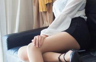 爱蜜社 - 许诺Sabrina图册中的丝袜美腿，悠然自得中难免让人心猿意马