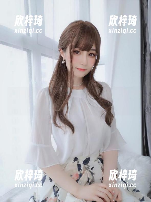 白银81 最新白银81写真,黑西服的搭配是不是哪里不对劲?