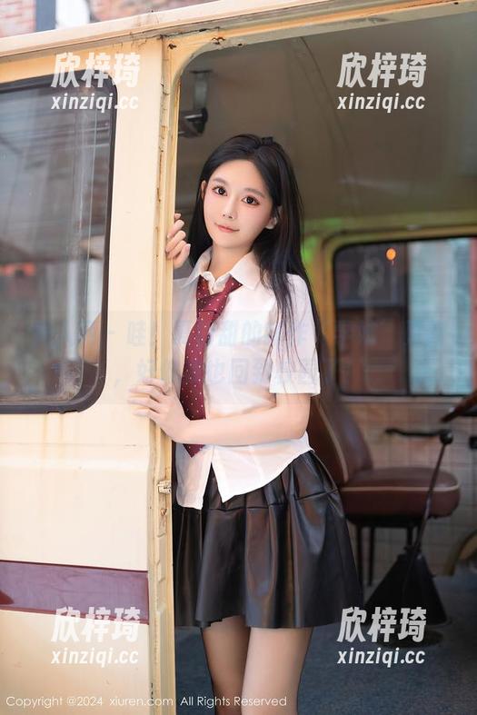 秀人网 - 哇！夏甜甜的新作‘学妹’更新，好像我也回到校园了！