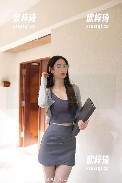 秀人网 - 姗姗就打奥特曼的“白色”套图，让我觉得自己需要重新审视一下我的衣橱，难道我一直在浪费时间吗？