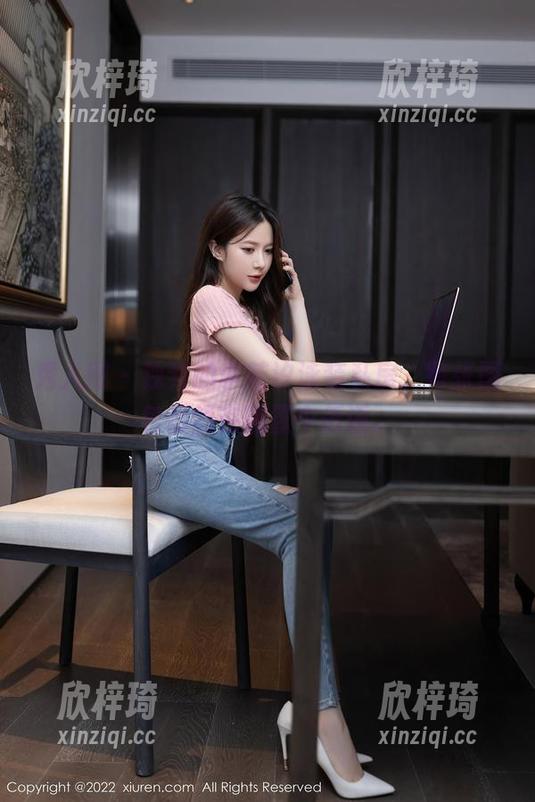 秀人网 - 独特的李若汐泳装私房，每张图包都像在喧嚣中低语。