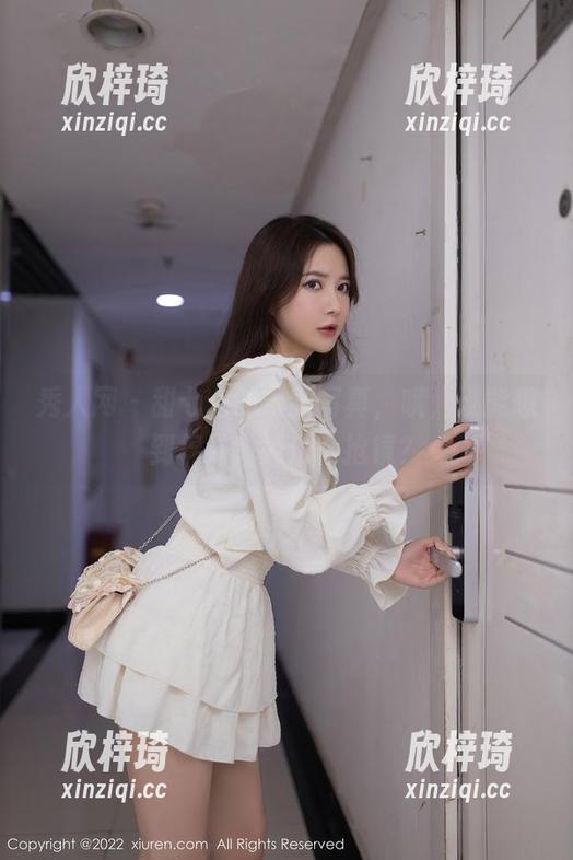 秀人网 - 甜七七的最新写真，哦，谁能想到棉袜也能这么抢镜？