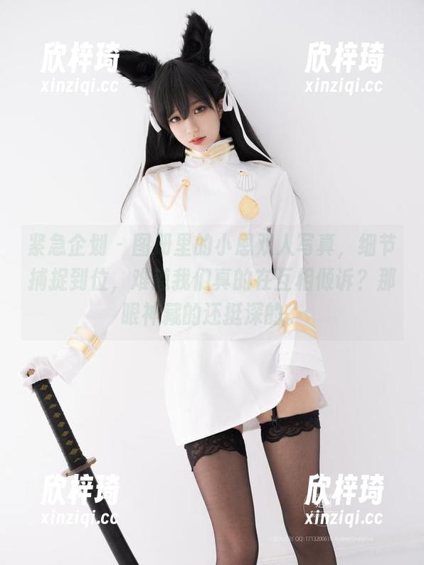 紧急企划-小恩 紧急企划 - 图册里的小恩双人写真,细节捕捉到位,难道我们真的在互相倾诉?那眼神藏的还挺深的。