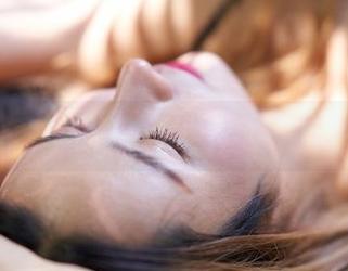 蜜桃社 - 壁纸界的隐秘角落：伊琳的网袜挡不住的“炫彩”气息。