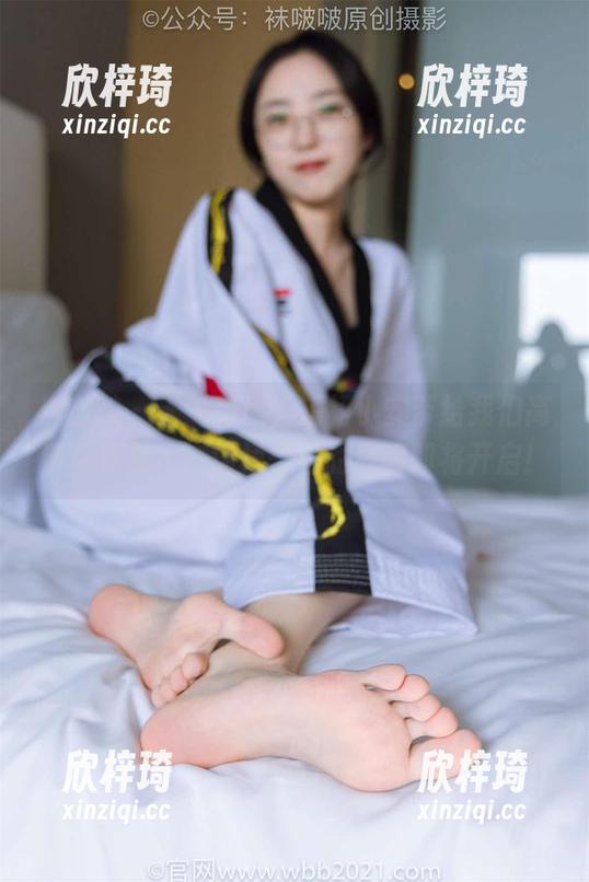 袜啵啵 - 天气转热，短裙小安带给我们高清写真集，一场裙子界的狂欢即将开启！