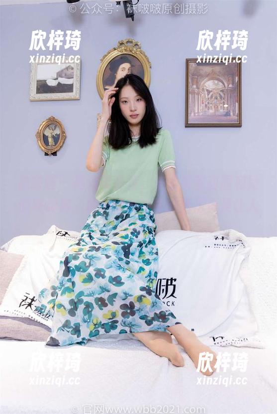 袜啵啵 - 高清写真集，来看看甜甜圈和她的踩脚裤，裤子这种神奇的魔法真是让人捧腹！