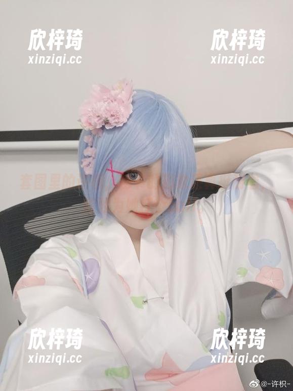套图里的许枳，秘书的形象还真挺耐看，默默为她打个call。