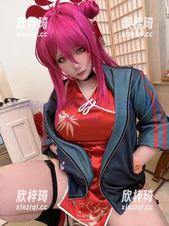 贝贝琪Becky和她的吊带裙：这是一种新式cos吗？