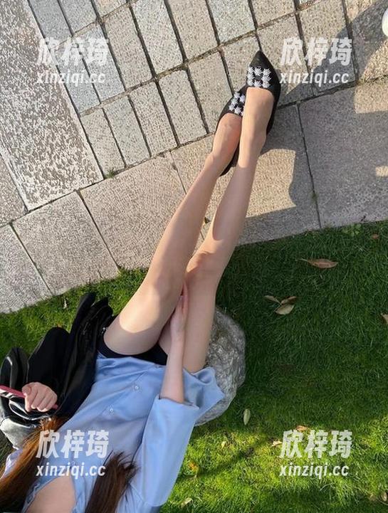 微密圈 - 软妹小九九的黑丝户外套图：我本来好想专注看，但…