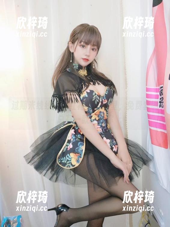 过期米线线喵在红裙里的造型，免费套图总有一款适合你