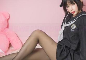 在这套图里，雯粥粥i的蓝色制服真的有种……让人停下的魔力。