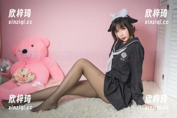 雯粥粥i 在这套图里,雯粥粥i的蓝色制服真的有种……让人停下的魔力。