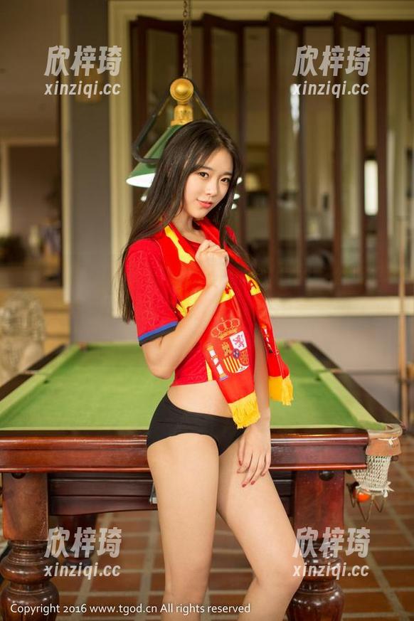 青豆客 - 分享战姝羽Zina的原图，丝袜本来很美，却被她说教般的pose完全抢了风头！